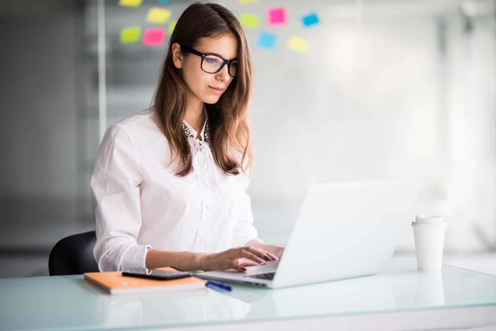 una asistente virtual debe conseguir clientes